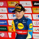 Un final accidentado y victoria para Lidl-Trek en la primera etapa de la Vuelta femenina