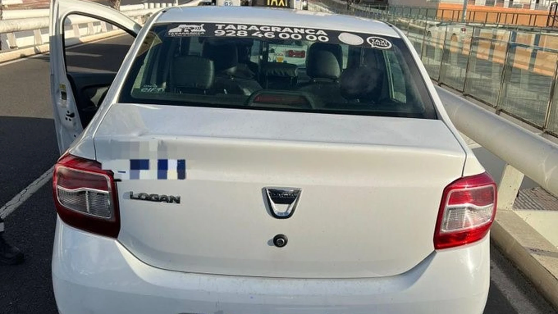 Agentes de la Unidad de Tráfico de la Policía Local de Las Palmas de Gran Canaria dan el alto al conductor de este taxi y da positivo por consumo de cocaína y crack POLICÍA LOCAL DE LAS PALMAS DE G 28/04/2024