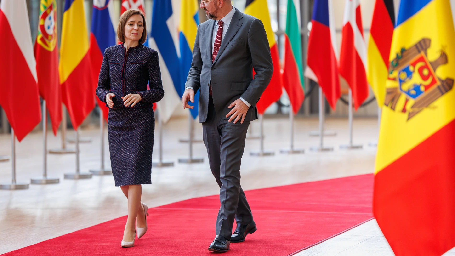 Brussels (Belgium), 29/04/2024.- Moldova's President Maia Sandu (L) is welcomed by European Council President Charles Michel ahead of a meeting at the European Council in Brussels, Belgium, 29 April 2024. (Bélgica, Moldavia, Bruselas) EFE/EPA/OLIVIER MATTHYS 