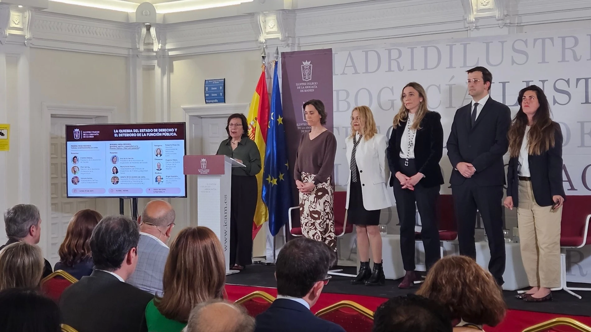 La presidenta de la Asociación de Fiscales, Cristina Dexeus, interviene en el acto, acompañado de otros juristas y funcionarios