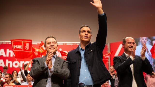 El presidente del Gobierno, Pedro Sánchez, y el presidente de Castilla-La Mancha, Emiliano García-Page, durante un acto electoral en el Teatro Buero Vallejo de Guadalajara