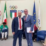 El alcalde de Segovia, José Mazarías, recibe las credenciales para convertir a la capital en "Ciudad Europea del Deporte"