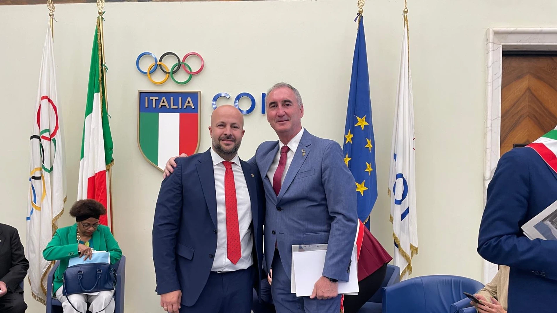 El alcalde de Segovia, José Mazarías, recibe las credenciales para convertir a la capital en "Ciudad Europea del Deporte"