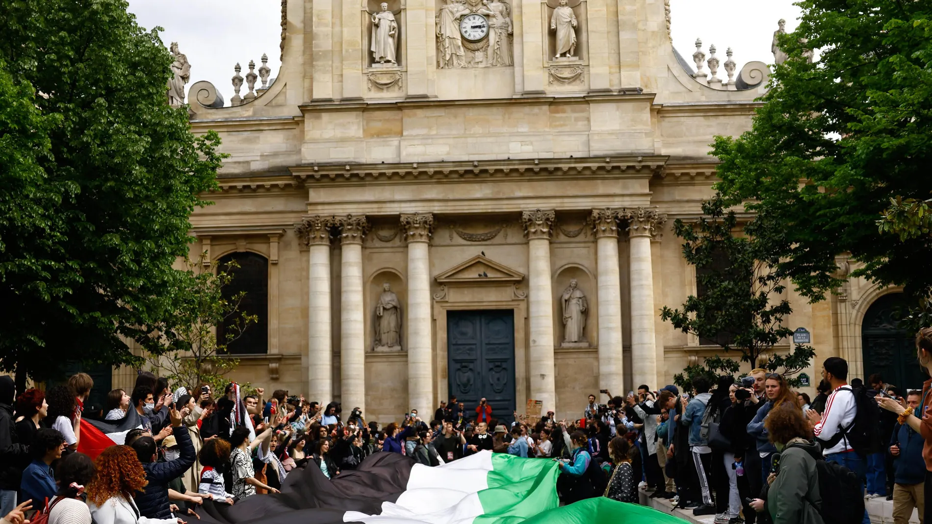 Paris (France), 29/04/2024.- Pro-Palestinian demonstrators carry a huge Palestinian flag as they gather outside the Sorbonne University, where they tried to set up a protest camp before being evacuated by police in Paris, France, 29 April 2024. More than 34,300 Palestinians and over 1,455 Israelis have been killed, according to the Palestinian Health Ministry and the Israel Defense Forces (IDF), since Hamas militants launched an attack against Israel from the Gaza Strip on 07 October 2023, an...