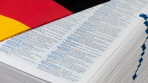 Cada expresión utilizada tiene su historia, y así, mientras en España lo raro es "sonar a chino", en Alemania lo utilizan como "suena a español"