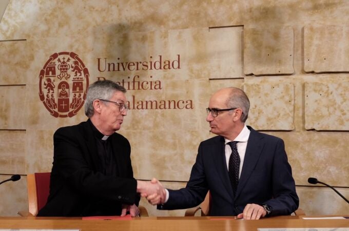 El presidente de la Diputación de Salamanca, Javier Iglesias, y el Rector de la Universidad Pontificia de Salamanca, Santiago García Jalón, firman un convenio de adhesión al Plan de Empleo Juvenil