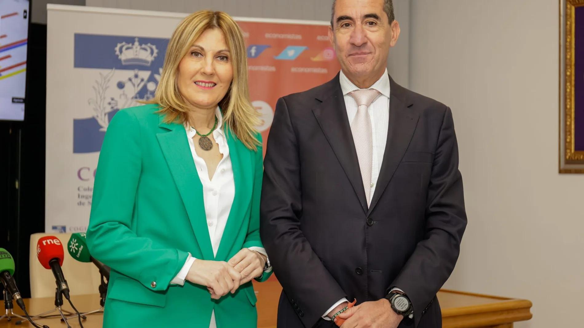  Ana Jáuregui, decana de COGITISE y vicepresidenta de COGITI, y Francisco José Tato, decano del Colegio de Economistas de Sevilla.