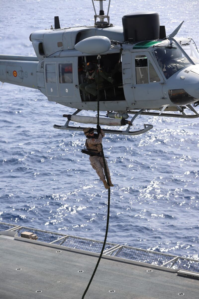 Un militar desciende de un helicóptero al &quot;Juan Carlos I&quot;