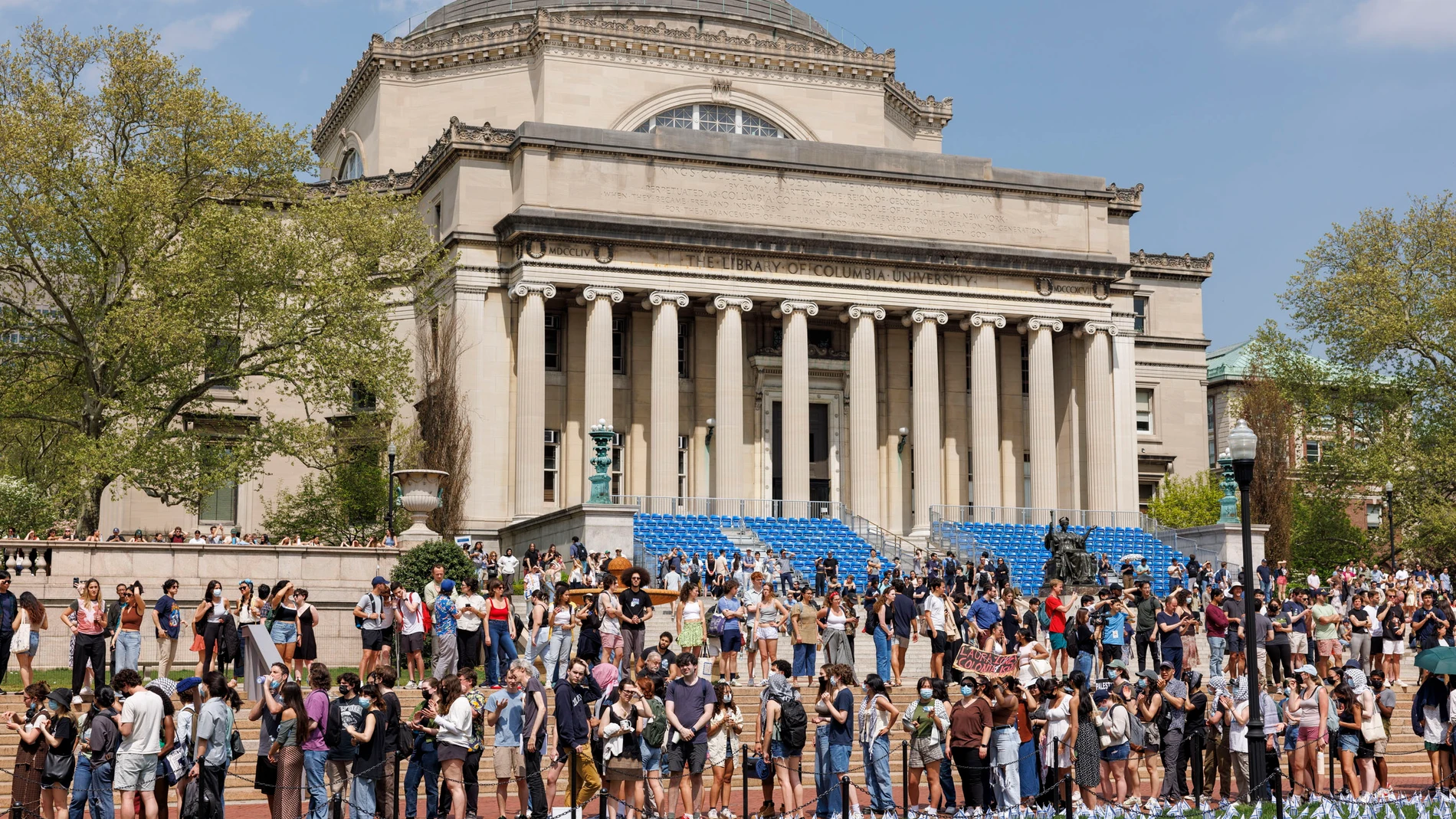 New York (United States), 29/04/2024.- Pro-Palestinian students protest on Columbia University's campus past the 2 pm deadline given by university officials in New York, New York, USA, 29 April 2024. Students were warned that they would face immediate suspension if they did not leave the encampment by 2 pm on 29 April. Students have been protesting the university's investments in Israel and showing their support for Palestine for two weeks, also inspiring other students nationwide to do the s...