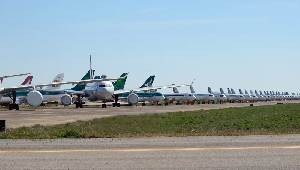 Una gran fila de aviones estacionados en el aeropuerto de Ciudad Real