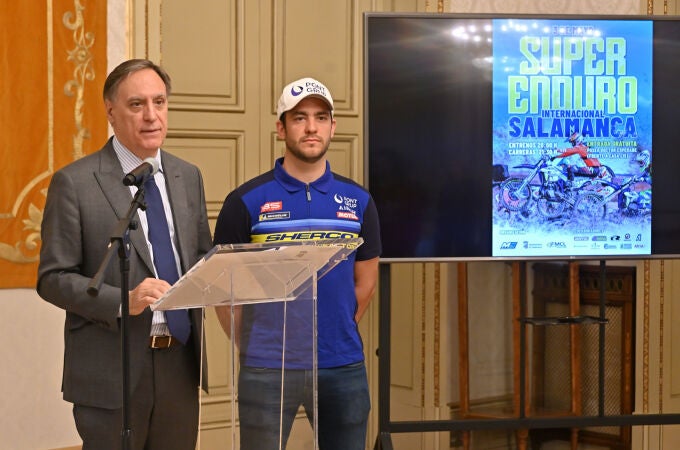 El alcalde de Salamanca, Carlos García Carbayo, presenta la prueba junto al piloto Lorenzo Santolino