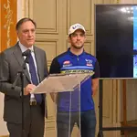 El alcalde de Salamanca, Carlos García Carbayo, presenta la prueba junto al piloto Lorenzo Santolino
