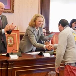 Elena de Borbón entrega uno de los diplomas en presencia del alcalde de León, José Antonio Diez