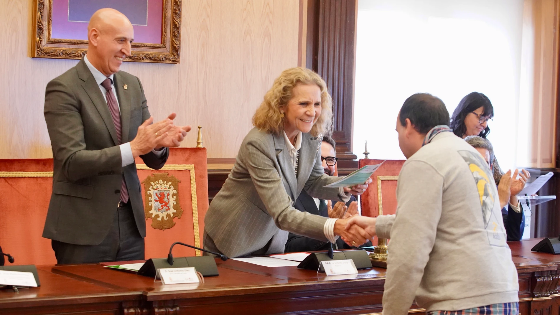 Elena de Borbón entrega uno de los diplomas en presencia del alcalde de León, José Antonio Diez