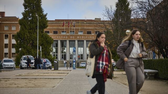 Estudiantes universitarias en la Facultad de Medicina