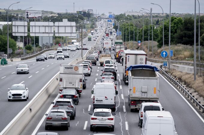 Varios accidentes complican el tráfico en la salida de Madrid y en dirección Málaga al inicio del Puente de Mayo