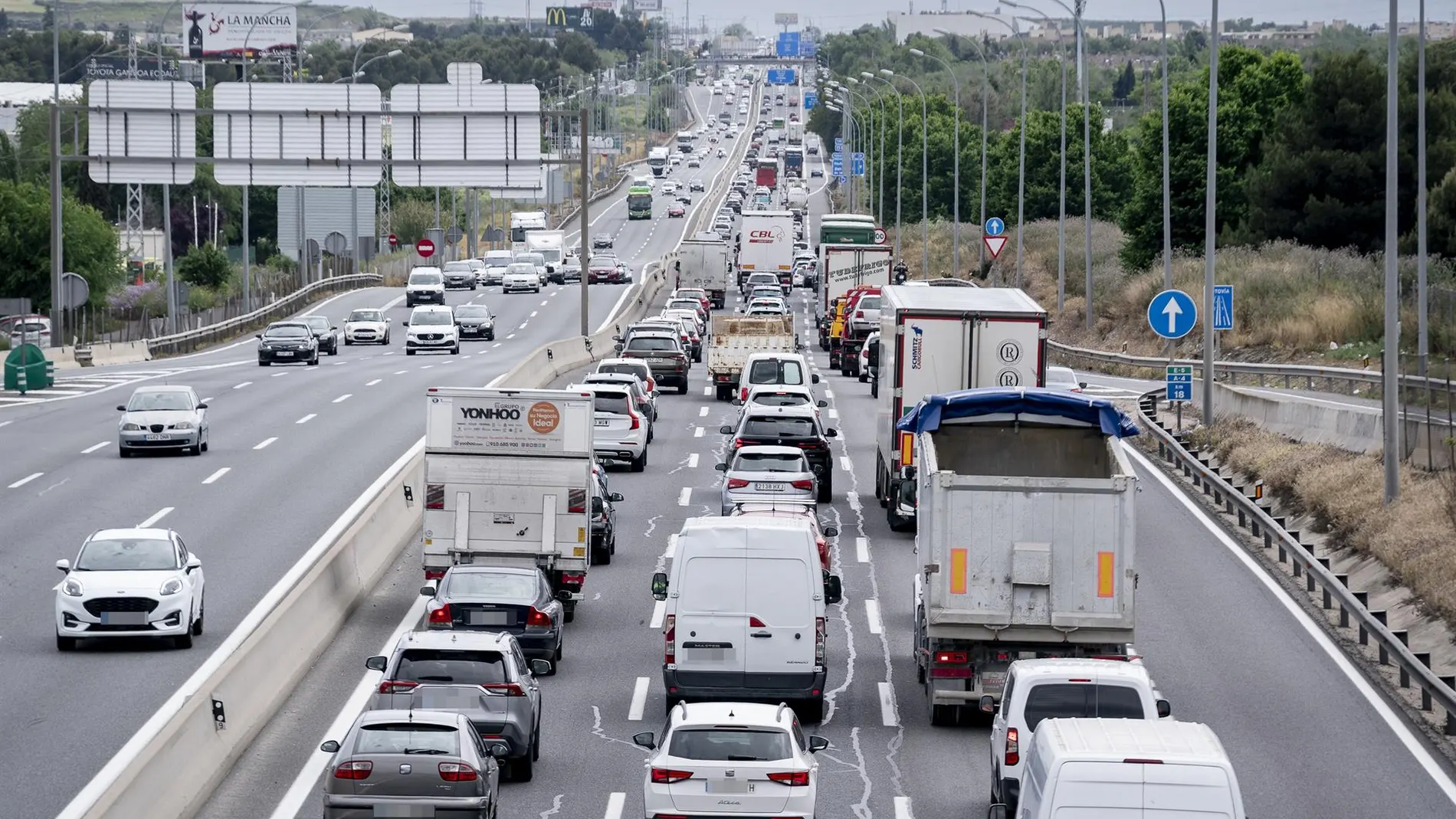 Varios accidentes complican el tráfico en la salida de Madrid y en dirección Málaga al inicio del Puente de Mayo