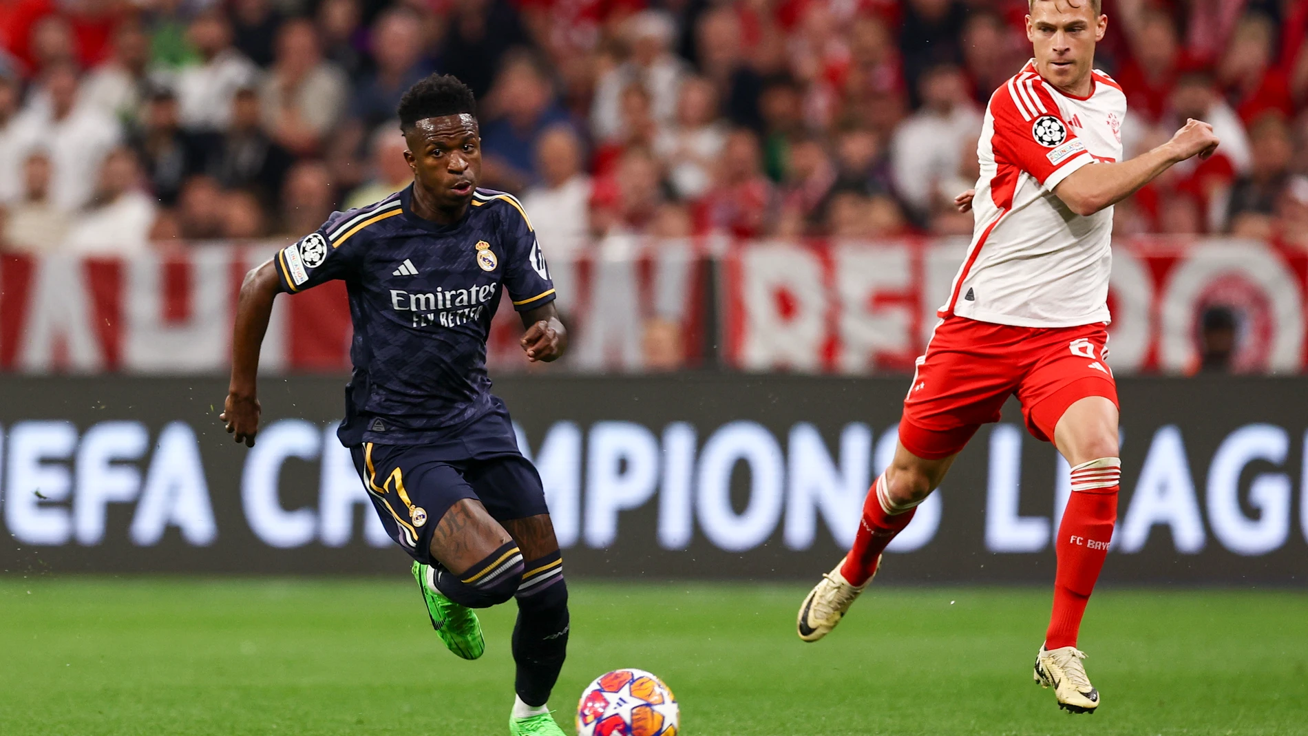 Munich (Germany), 29/04/2024.- Madrid's Vinicius Junior (L) in action against Munich's Joshua Kimmich (R) during the UEFA Champions League semi final, 1st leg match between Bayern Munich and Real Madrid in Munich, Germany, 30 April 2024. (Liga de Campeones, Alemania) EFE/EPA/ANNA SZILAGYI 