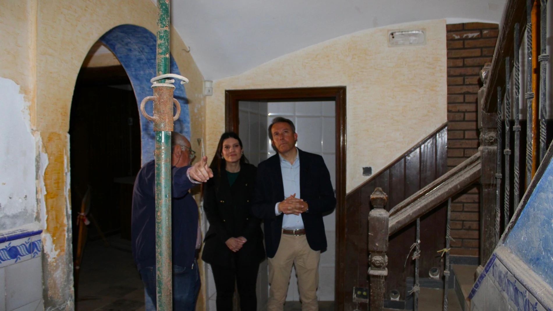 El alcalde de Lorca, Fulgencio Gil, visita las obras de rehabilitación del edificio situado en el centro del casco histórico