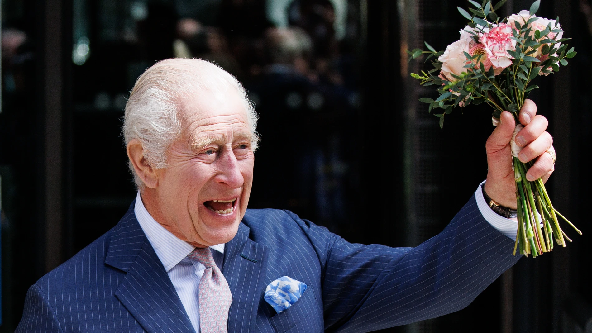 London (United Kingdom), 30/04/2024.- Britain's King Charles III waves at well-wishers and media after visiting the University College Hospital Macmillan Cancer Centre in London, Britain, 30 April 2024. This is the King's first public appointment following his cancer diagnosis. He will continue to receive treatment but his medical team have said they were pleased with his progress. (Reino Unido, Londres) EFE/EPA/TOLGA AKMEN 