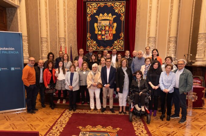 La presidenta de la Diputación de Palencia, Ángeles Armisén, junto a los representantes del Tercer Sector
