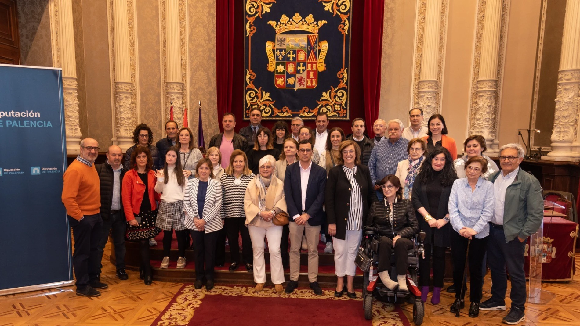 La presidenta de la Diputación de Palencia, Ángeles Armisén, junto a los representantes del Tercer Sector