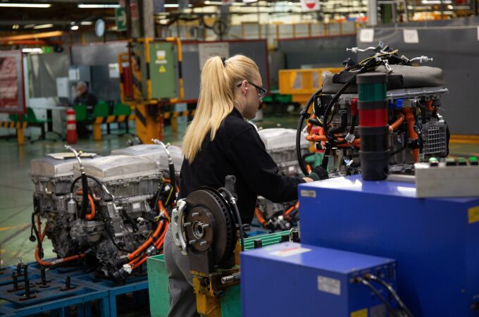 Una trabajadora del sector industrial, un ámbito donde se agiganta la brecha de género