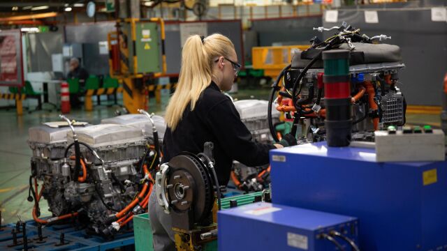 Una trabajadora del sector industrial, un ámbito donde se agiganta la brecha de género