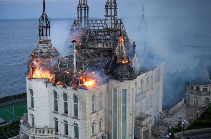 El "castillo de Harry Potter" de Odesa envuelto en llamas