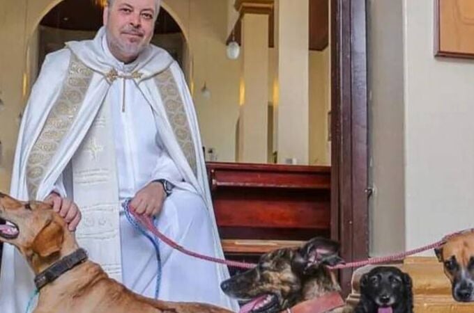 Sacerdote rescata y presenta perros abandonados en misas para su adopción
