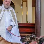 Sacerdote rescata y presenta perros abandonados en misas para su adopción