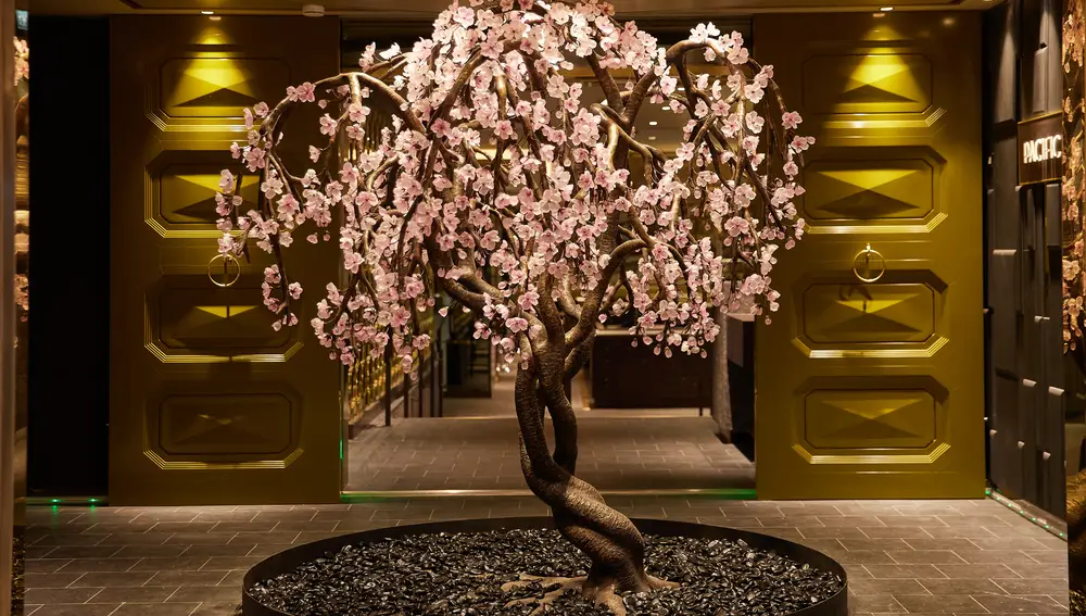 Una espectacular escultura de un bonsai de cerezo forma parte de la colección de arte del Seven Seas Grandeur