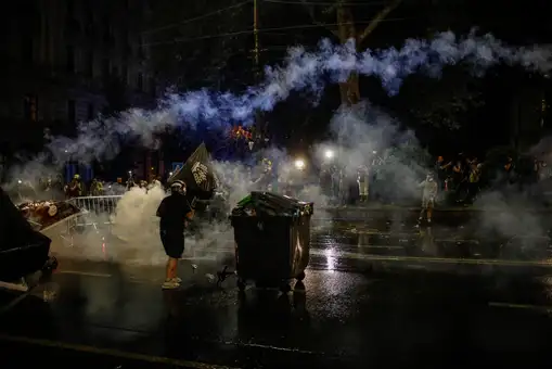 Fuertes choques entre manifestantes y policías en Georgia por la polémica 