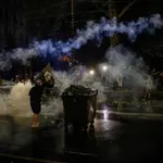 Opositores y policías georgianos se enfrentan frente al Parlamento en Tiflis