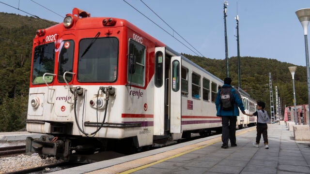 442 de Renfe en la línea de Cercanias Madrid Cotos-Cercedilla