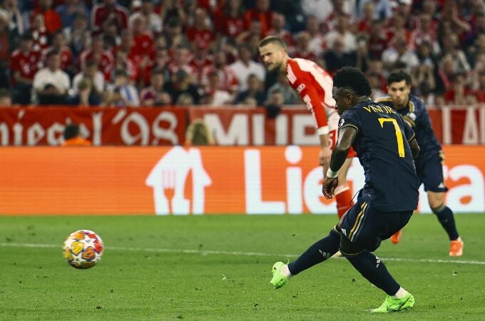 Vinicius chuta el penalti del empate a dos entre Bayern y Real Madrid