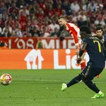 Vinicius chuta el penalti del empate a dos entre Bayern y Real Madrid