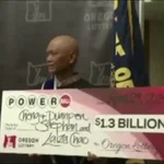 Un inmigrante con cáncer gana 1.300 millones de dólares en la lotería Powerball de Estados Unidos