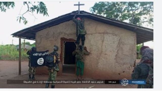 Los yihadistas inician la destrucción de la iglesia con el derribo de la cruz