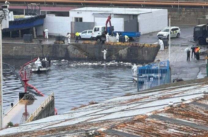 Vertido de fueloil en el puerto de Ceuta.