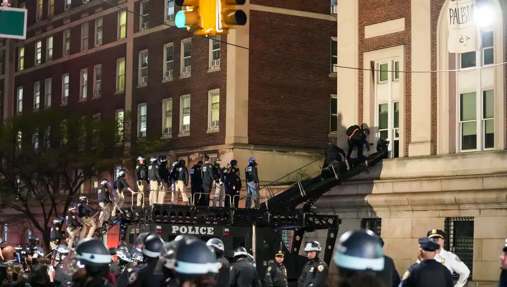 NYPD Enter Columbia University After Protestors take over Hamilton Hall
