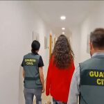 La madre es conducida por agentes de la Guardia Civil