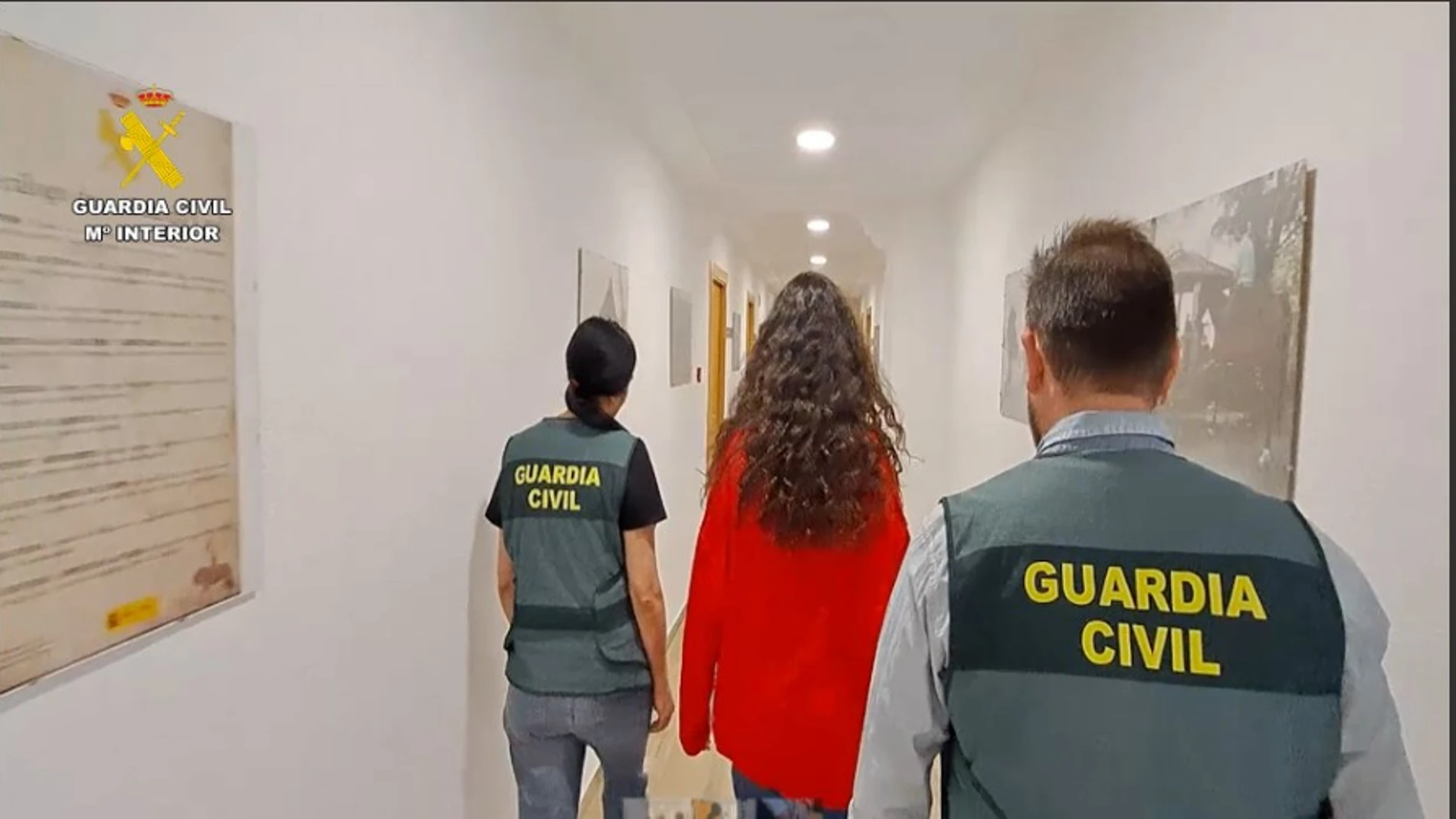 La madre es conducida por agentes de la Guardia Civil