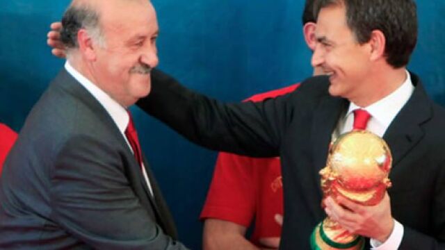 Vicente del Bosque, junto a José Luis Rodríguez Zapatero con la Copa del Mundo