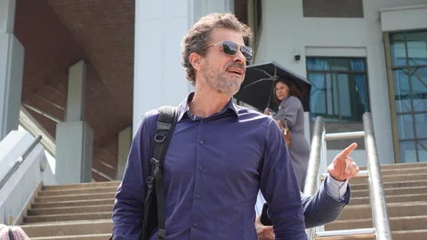 El padre de Daniel, Rodolfo Sancho, a su salida del tribunal de Samui (Tailandia).