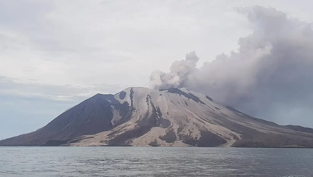 Indonesian authorities shut airports after Mount Ruang volcano eruption