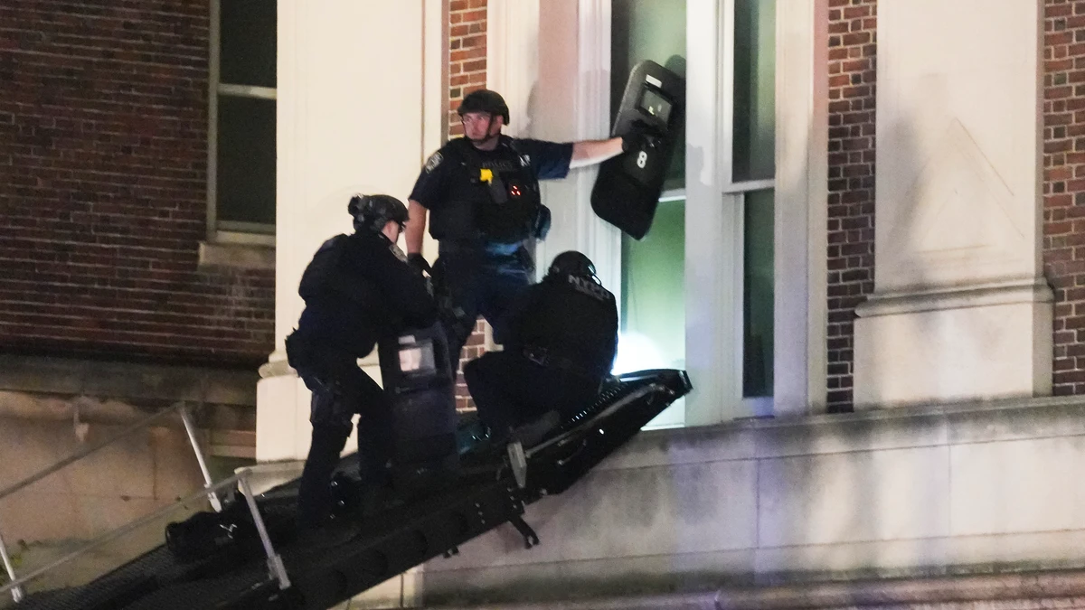 La impresionante irrupción de la policía en la universidad de Columbia para desalojar a manifestantes propalestinos