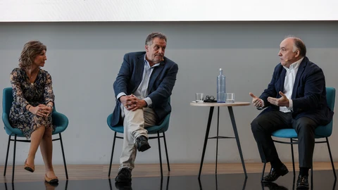 La psiquiatra en la Unidad de Trastornos Bipolares de La Fe, Pilar Sierra; el director de la Oficina de Salud Mental y Adicciones, Bartolomé Pérez (c), y el psiquiatra en el Hospital Clínico de València, Eduardo Aguilar