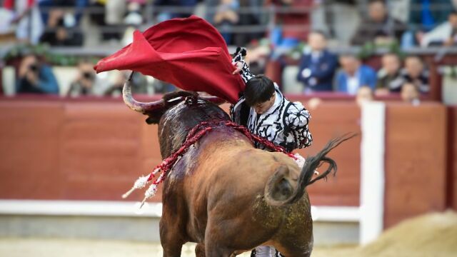 El diestro Francisco José Espada durante la tradicional corrida Goyesca celebrada este jueves en Las Ventas por el Dos de Mayo.