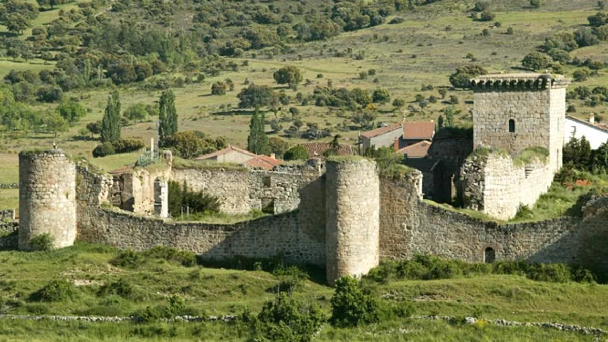 El desconocido pueblo de Ávila, situado en un valle y coronado por un castillo medieval